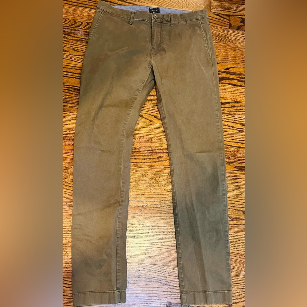 Men’s J. Crew Slim Cut Khakis in Olive.